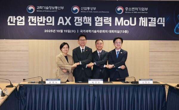 사진왼쪽부터 중기부 한성숙 장관, 과기부 배경훈 부총리, 국가AI전략위원회 임문영 상근 부위원장, 산업부 김정관 장관이 협약 체결 후 기념촬영을 하고 있다. [사진=중기부]<br>