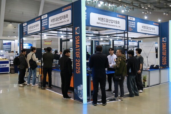 비앤드알산업자동화가 29일부터 31일까지 열리는 ‘창원국제스마트팩토리 및 생산제조기술전(SMATOF 2025)’에 참가해 ‘더 어댑티브 머신(The Adaptive Machine)’을 주제로 한 차세대 자동화 솔루션을 선보였다. [사진=인더스트리뉴스]<br>