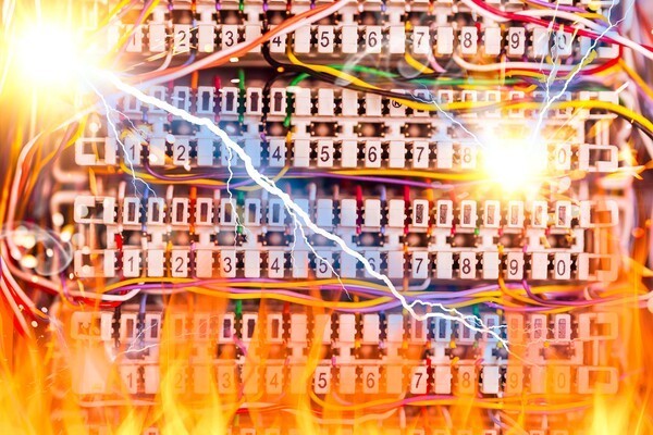 기존 배전반 및 전기제어반은 주로 과전류 보호(차단기 중심)에 초점이 맞추어져 있었다. 하지만 실제 발생하는 화재의 주요 원인을 분석해보면 접촉 불량, 절연 열화, 미세 아크, 환경 변화 등에 의해 발생하는 복합적이고 점진적인 열적 이상이었다. [사진=gettyimage]<br>