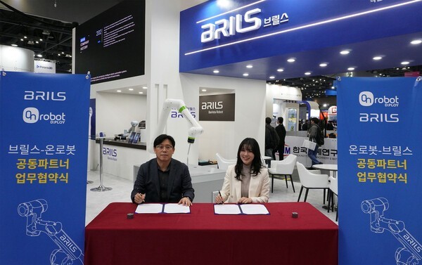 사진 왼쪽부터 브릴스 최찬휘 생산기술본부장, 온로봇 김주연 한국지사장 [사진=브릴스]<br>