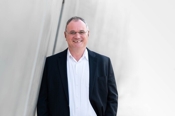 힐셔의 프랑크 벤케(Frank Behnke) IT 및 보안팀 총괄은 “제조사는 제품의 예상 수명과 일치하는 현실적인 지원 기간을 명확히 정의하고, 지속적인 패치 제공 프로세스를 구축해야 한다”고 강조했다. [사진=힐셔]<br>