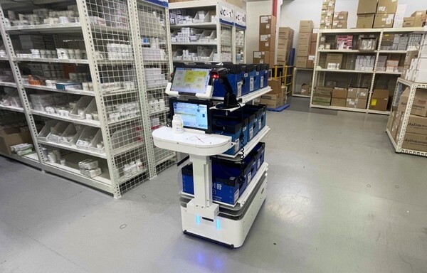에이엠알랩스의 AMR은 좁은 공간에서 최적의 길을 찾아내 오류 없이 오더피킹을 수행한다. [사진=에이엠알랩스]<br>